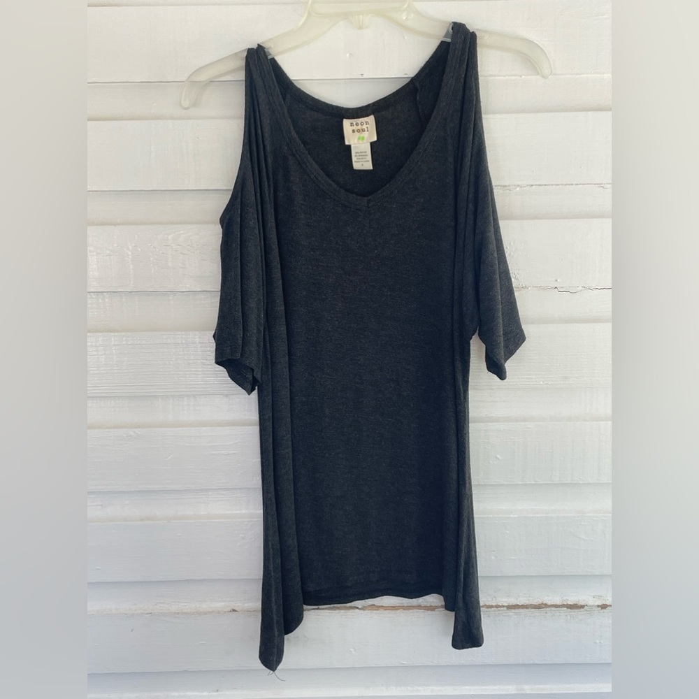 Neon Soul Heather Black Cold Shoulder V-Neck Top Asymmetrical Hem Size S